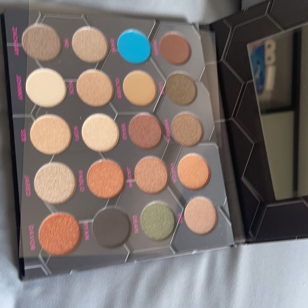 Barbarella eyeshadow pallet by beebeauty - Picture 3 of 6